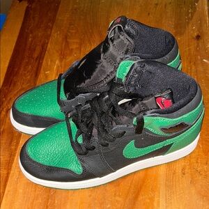 Nike Kids Sneakers in Green and Black